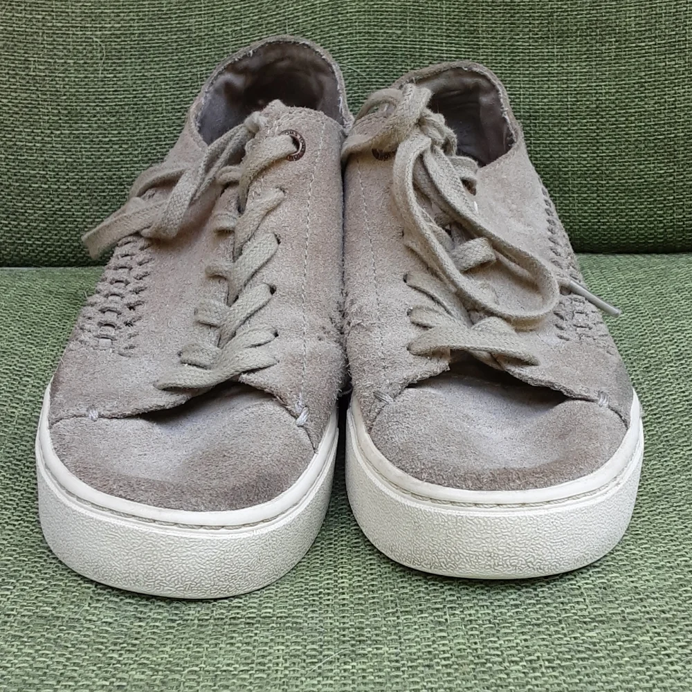Toms suede lace up fashion sneaker. Size 6.5.